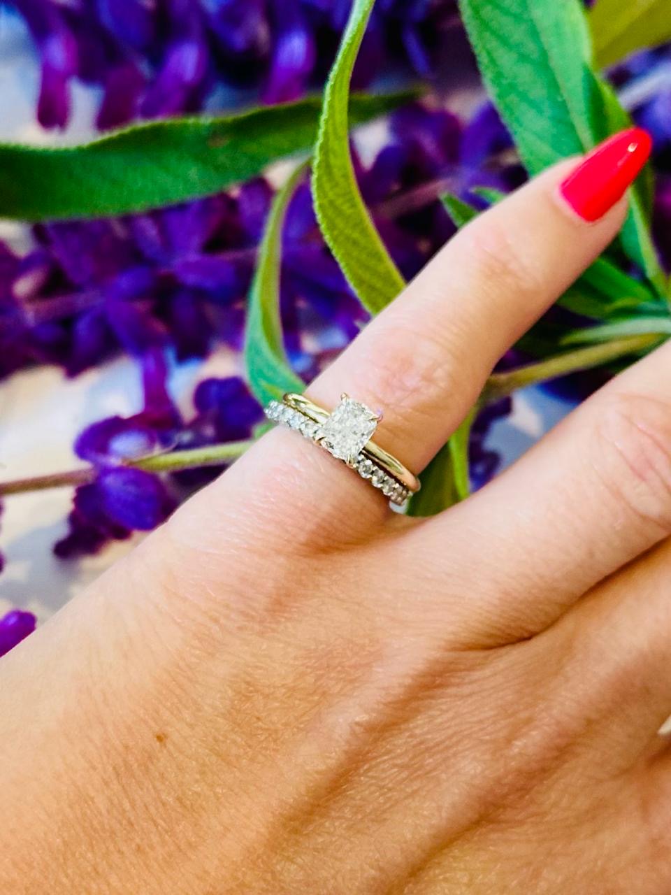 Diamond Engagement Ring wit Wedding band on Finger
